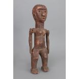 Afrikanische Ritualfigur, wohl Luba, Kongostehende weibliche Figur mit beweglichen Armen, rot