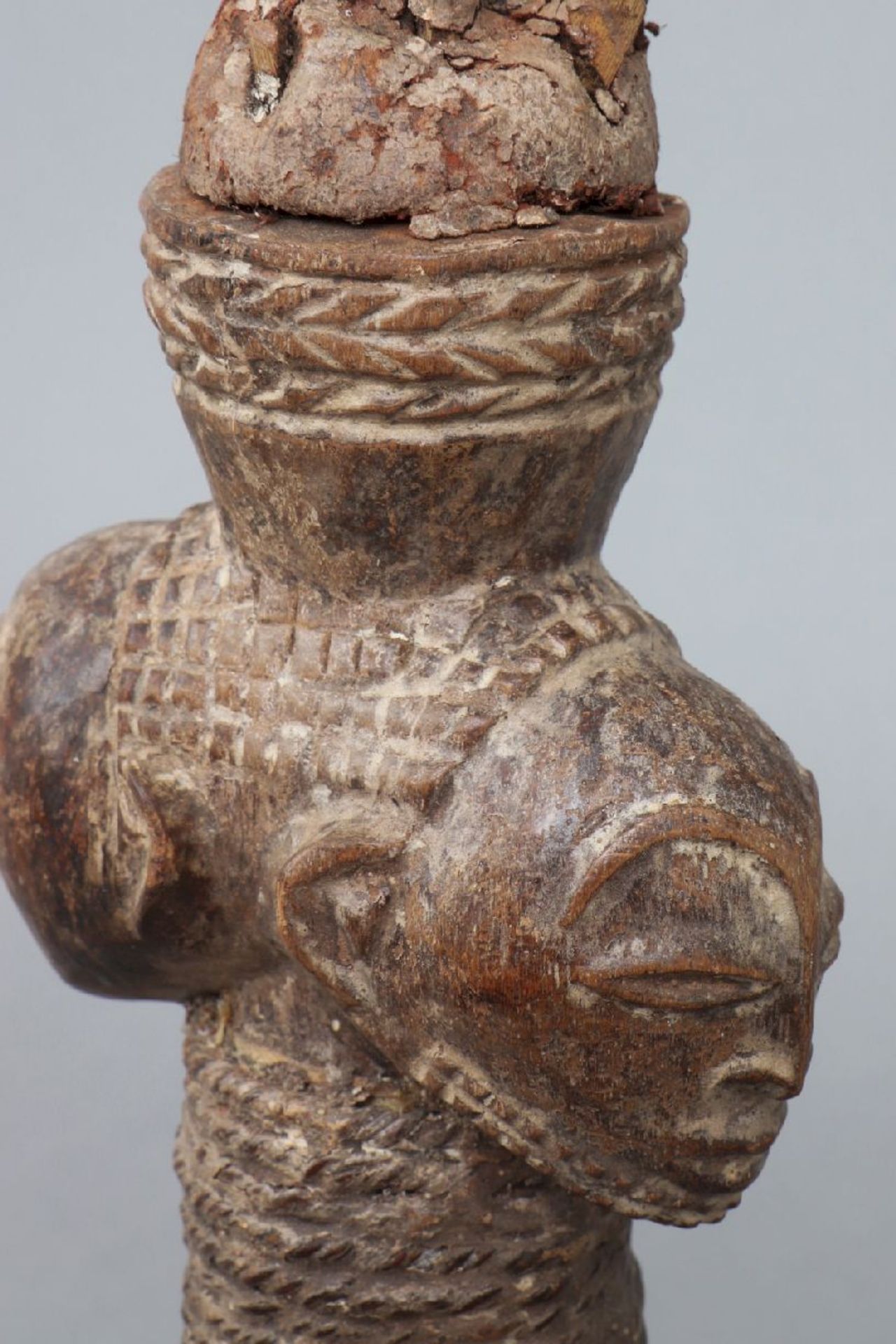 Afrikanische Pfahlfigur, wohl Lega, KongoHolz, hell patiniert und geschnitzt, Körper/Griff mit - Image 2 of 4