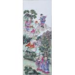 Chinesische Porzellanplatte mit Fencai-Malereivielfigurige Darstellung aus der chinesischen