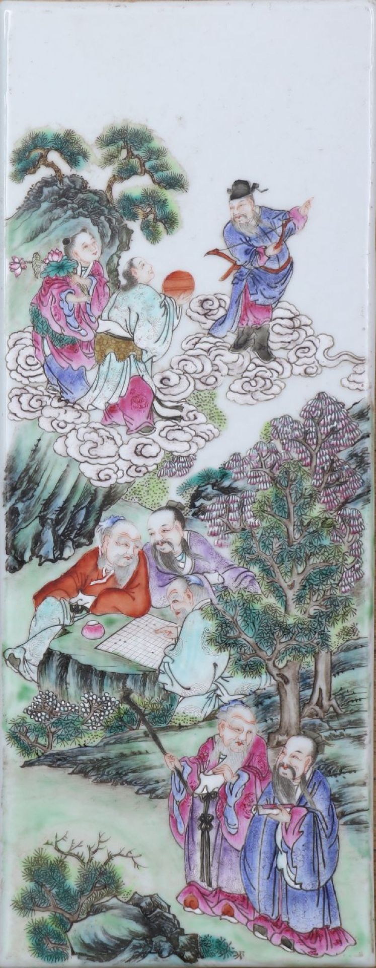 Chinesische Porzellanplatte mit Fencai-Malereivielfigurige Darstellung aus der chinesischen