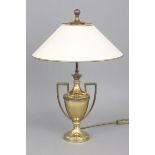 Tischlampe mit AmphorenfußMessing-Henkelvase mit Rautenfries, wohl England um 1900, Montur/