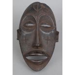 Afrikanische Tanzmaske der Fang, Gabundunkel patiniertes Hartholz, ovales Gesicht mit langer Nase,