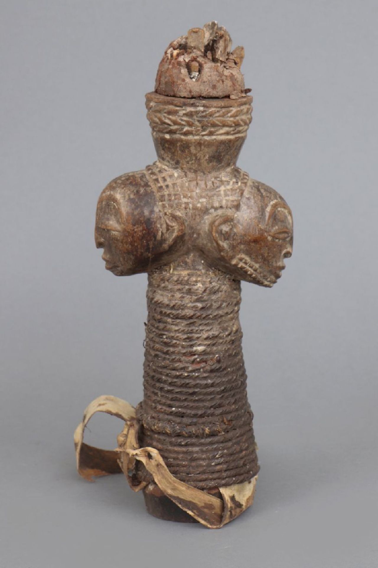Afrikanische Pfahlfigur, wohl Lega, KongoHolz, hell patiniert und geschnitzt, Körper/Griff mit - Image 3 of 4