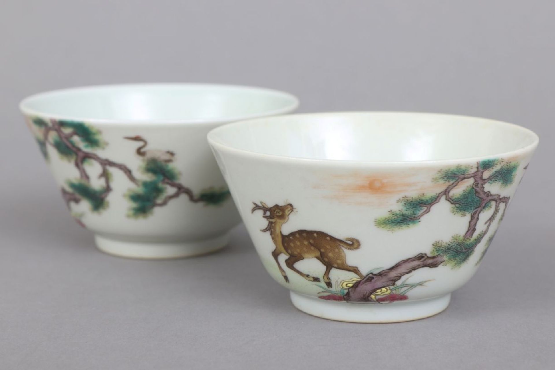 2 chinesische Porzellan Koppchen mit Fencai-Malereirunde, ausgestellte Schalen auf kurzem Standring, - Bild 3 aus 5