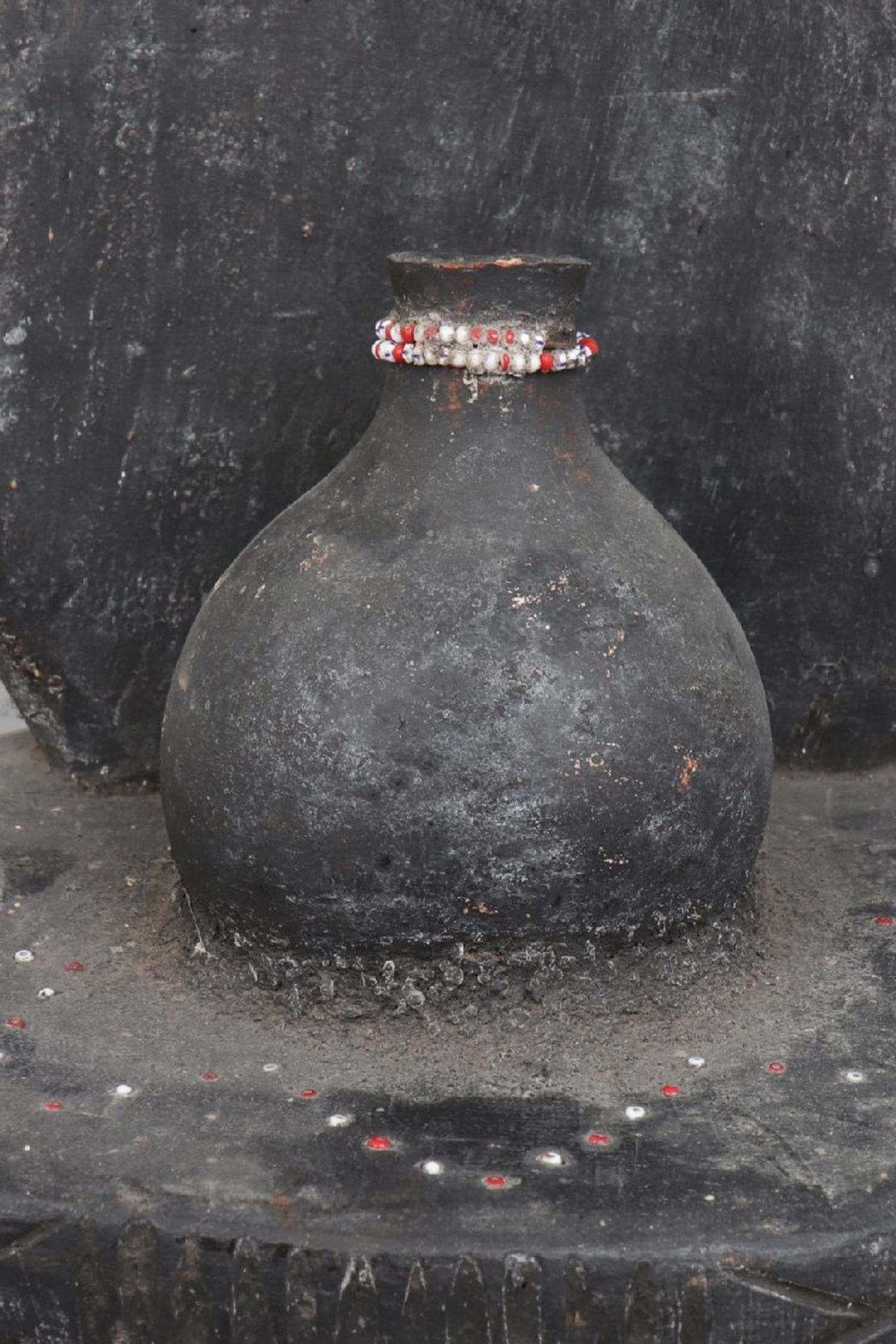 Afrikanische Ritualfigur, wohl Senufostuhlförmige Figur mit weiblichem Kopf mit gekämmtem Haar, - Image 4 of 5