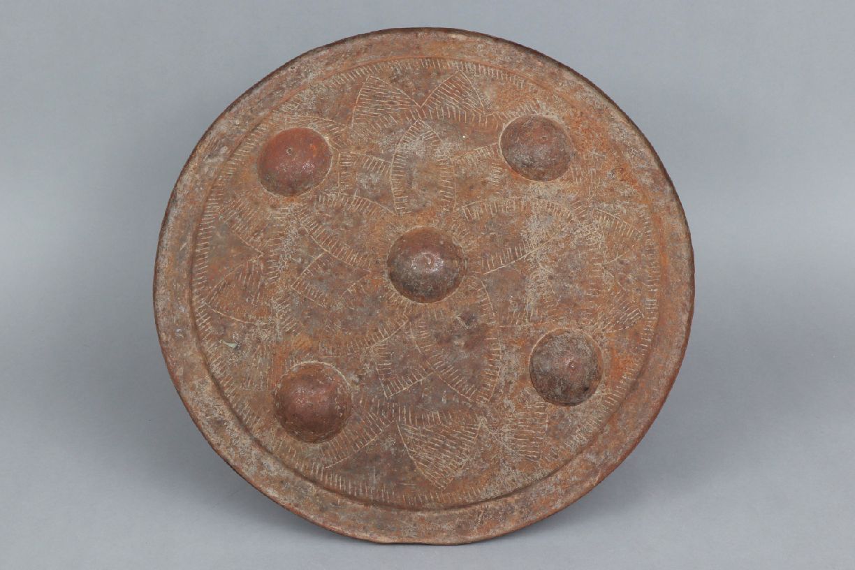 Indo-persisches Eisenschildwohl 19. Jahrhundert, rundes, gewölbtes Schild mit 5 Noppen und