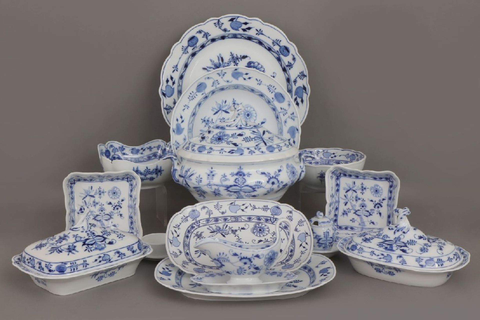 STADT MEISSEN Restserviceum 1900-1920, Form ¨Neuer Ausschnitt¨, unterglasurblaues ¨Zwiebelmuster¨-