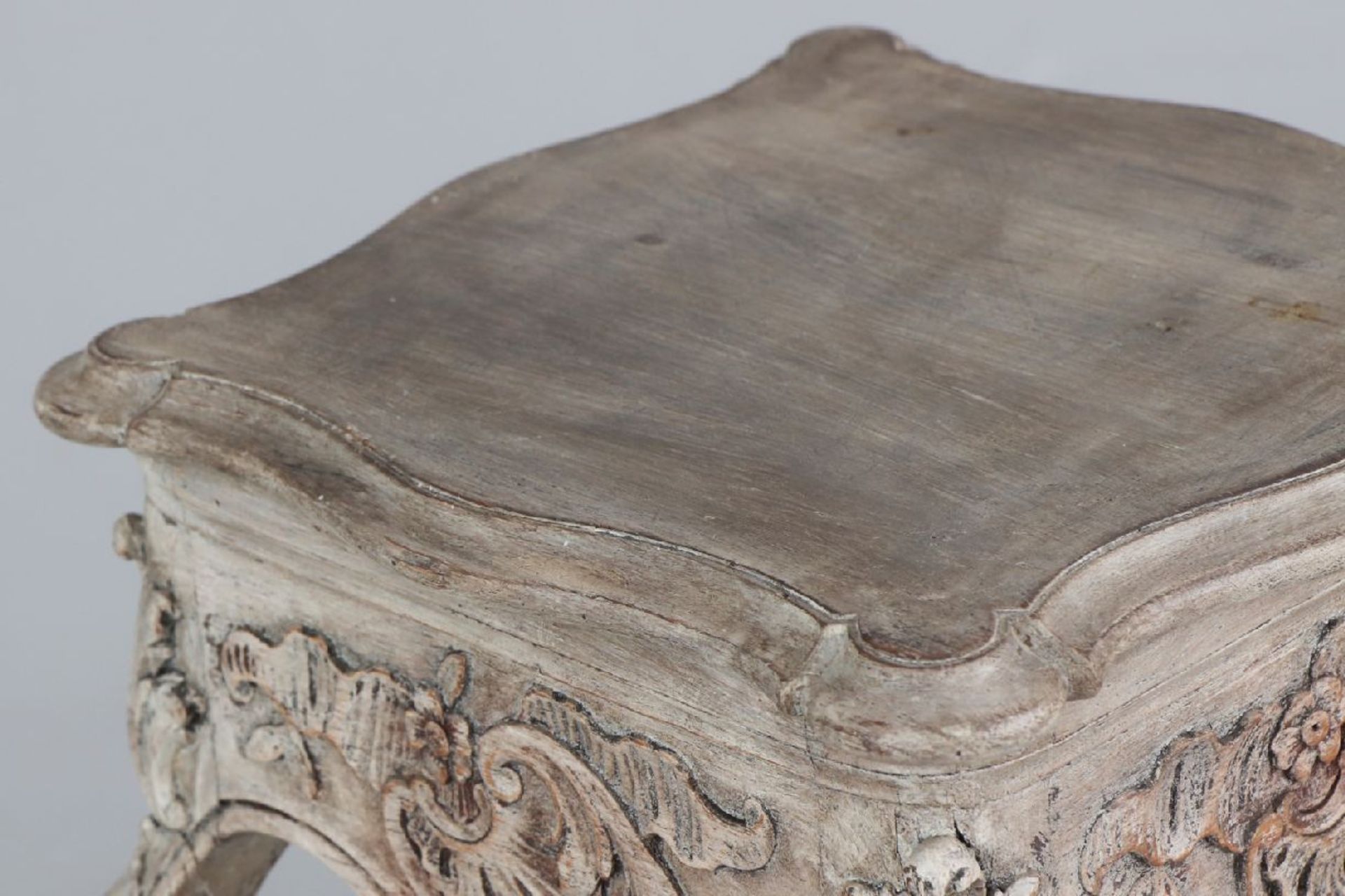 Gueridon im Stile Louis XV19./20. Jahrhundert, grau gefaßtes Holz, eckige, bewegte Platte (ca. - Image 2 of 4