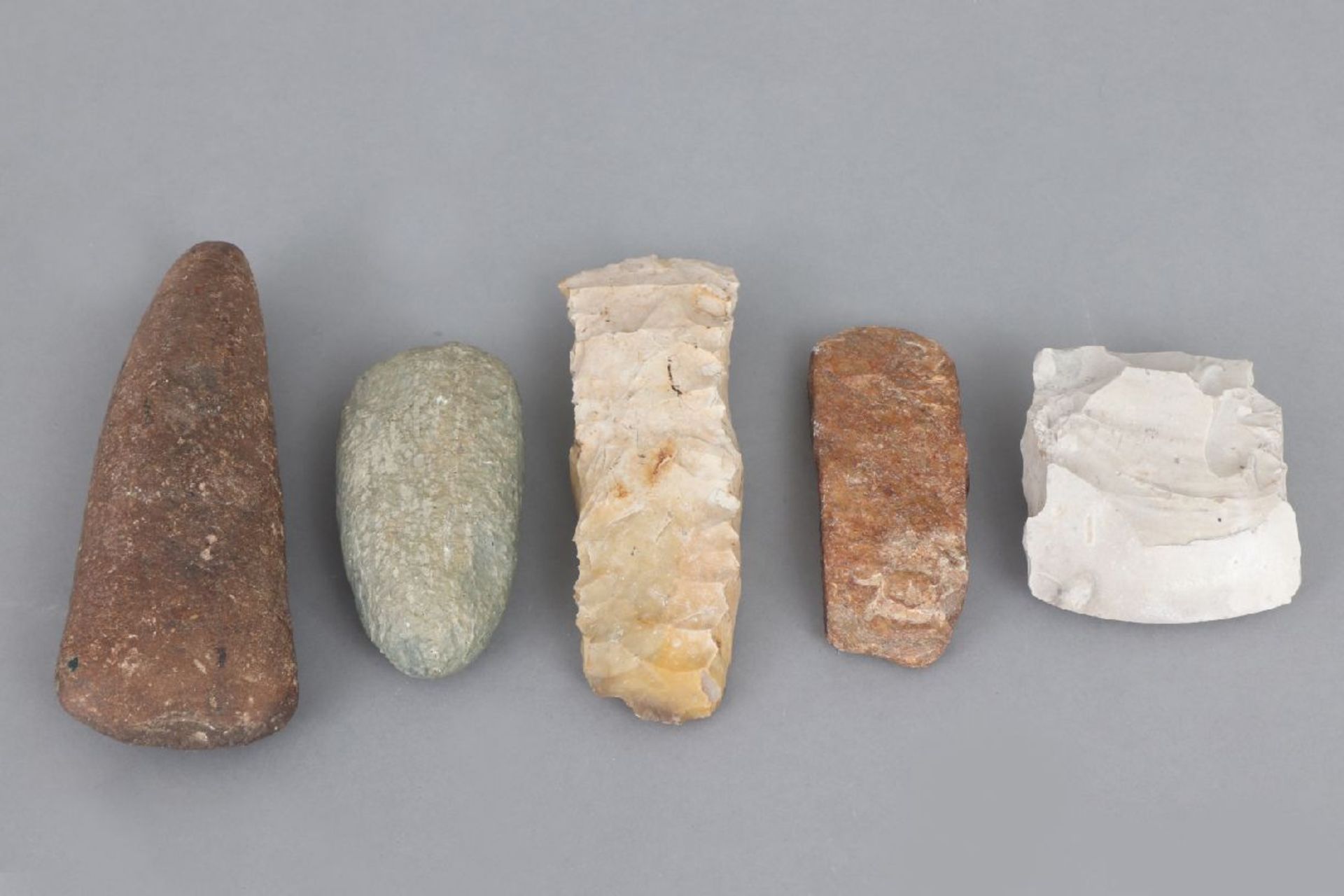 5 steinzeitliche Faustkeile und Beilediverse Formen, Größen, Fundorte und Gesteine, L ca. 7-17cm, - Image 2 of 3