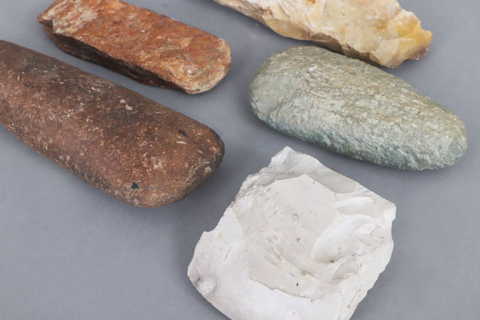 5 steinzeitliche Faustkeile und Beilediverse Formen, Größen, Fundorte und Gesteine, L ca. 7-17cm, - Image 3 of 3