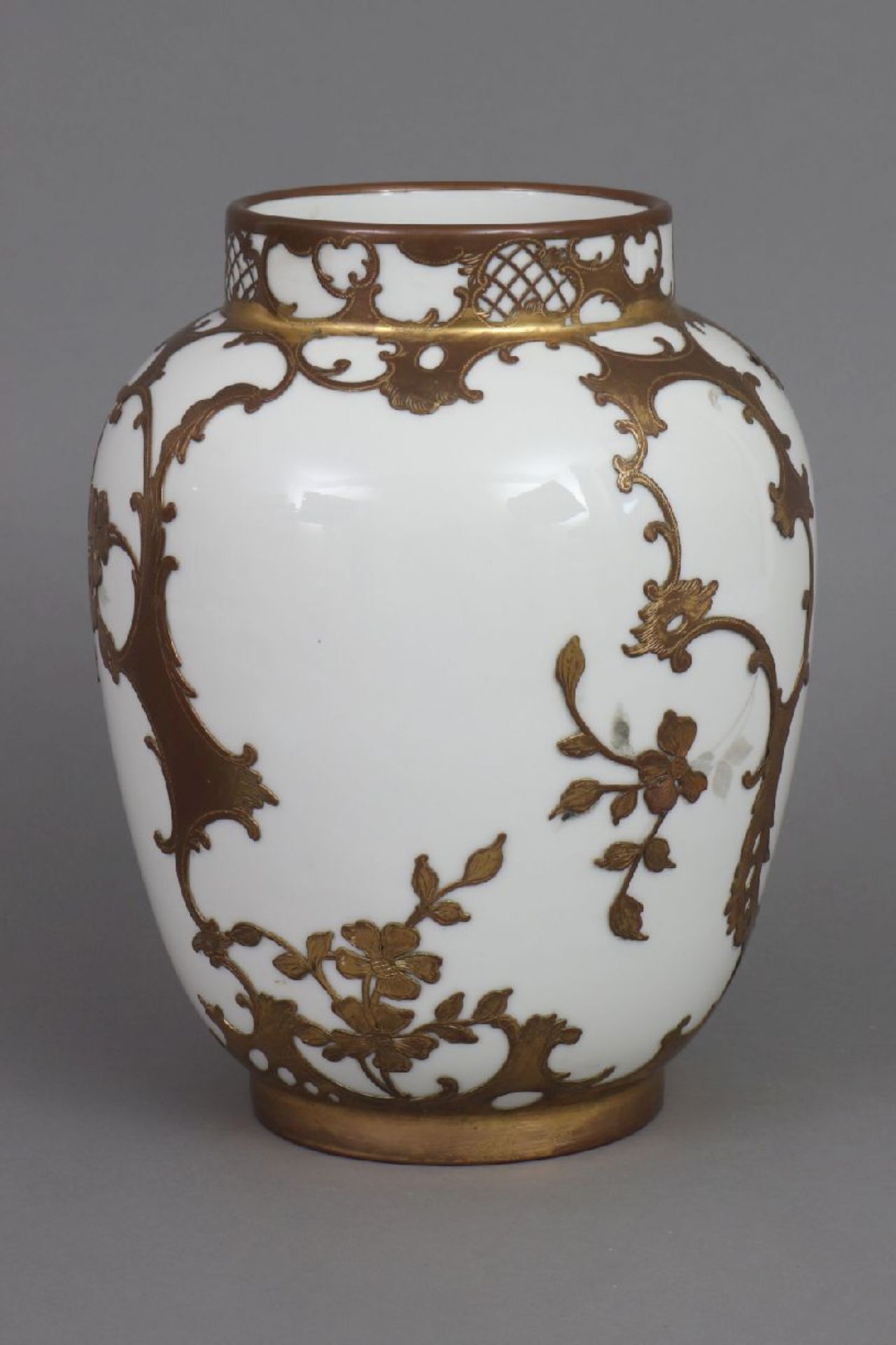 KPM BERLIN Vase mit vergoldetem Overlayum 1900, ovoider Korpus, umlaufend vergoldetes Metall-Overlay