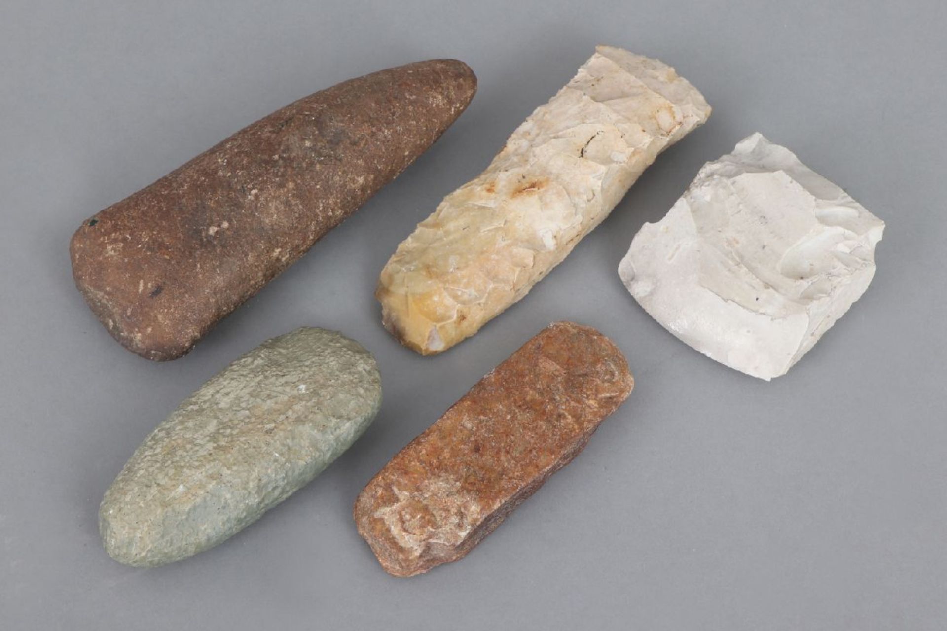 5 steinzeitliche Faustkeile und Beilediverse Formen, Größen, Fundorte und Gesteine, L ca. 7-17cm,