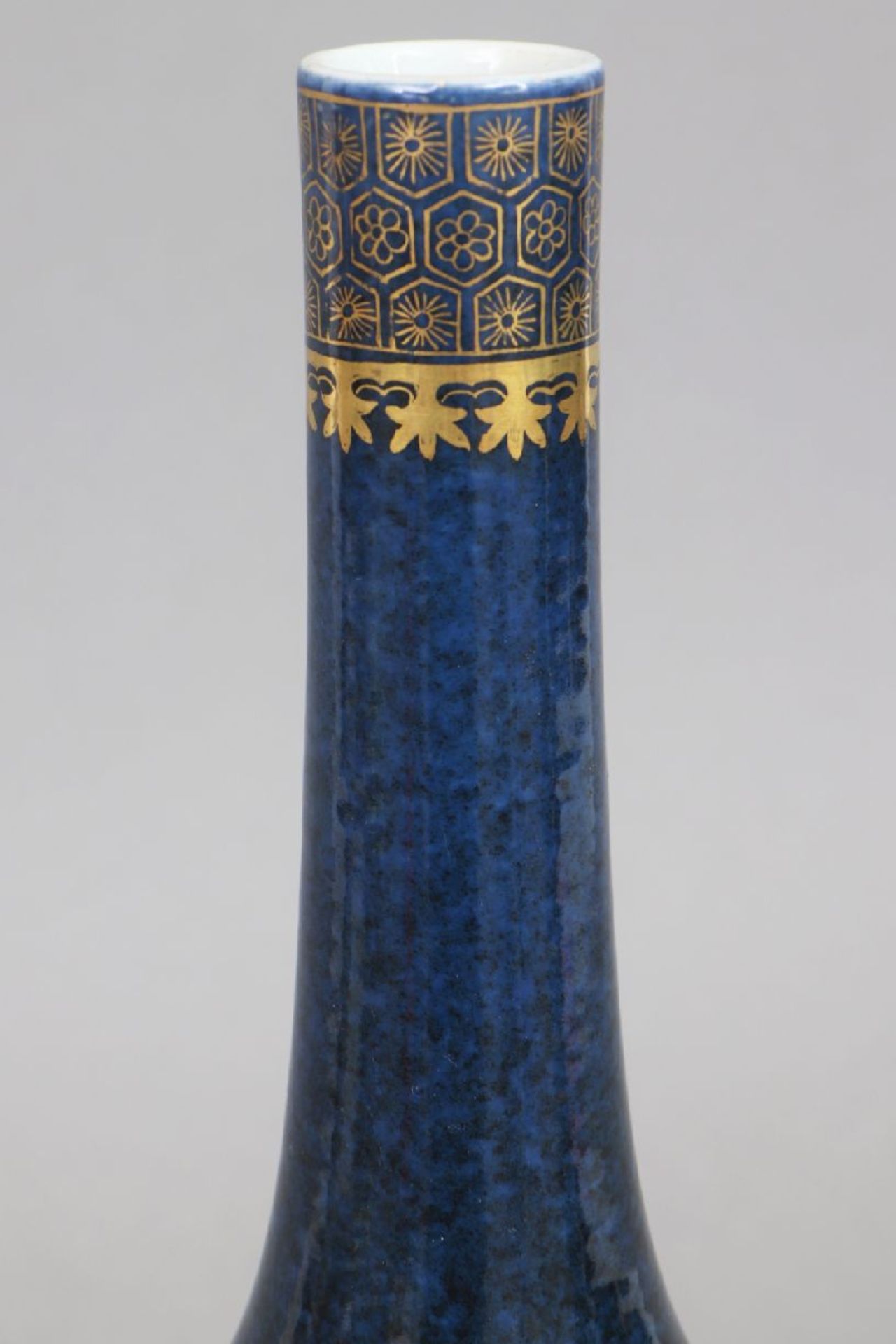 Chinesische Porzellanvase mit powder-blue Glasur und Goldmalereibauchiger Korpus mit schlankem, - Bild 3 aus 5