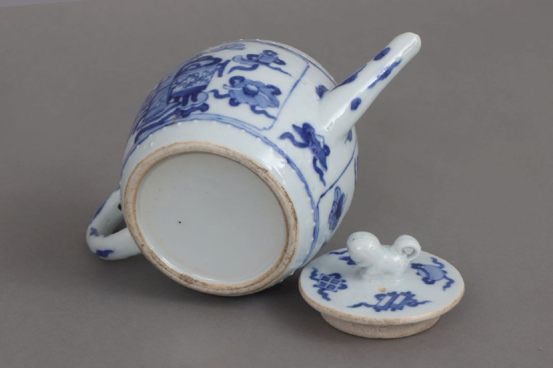 Chinesisches Porzellan Teekännchen mit BlaumalereiQing Dynastie (1644-1912), faßförmiger Korpus - Bild 3 aus 5