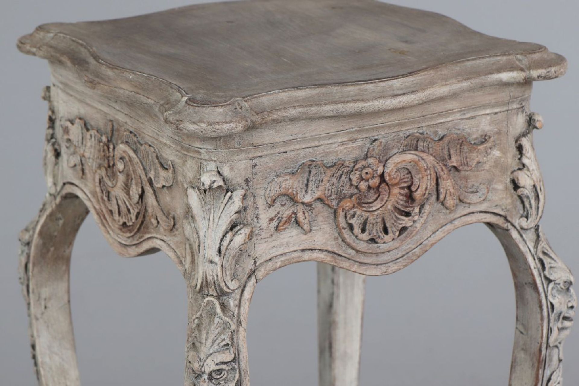 Gueridon im Stile Louis XV19./20. Jahrhundert, grau gefaßtes Holz, eckige, bewegte Platte (ca. - Image 3 of 4