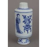 Chinesisches Porzellan Vasengefäß mit Blaumalereizylindrischer Korpus mit eingezogenem, leicht