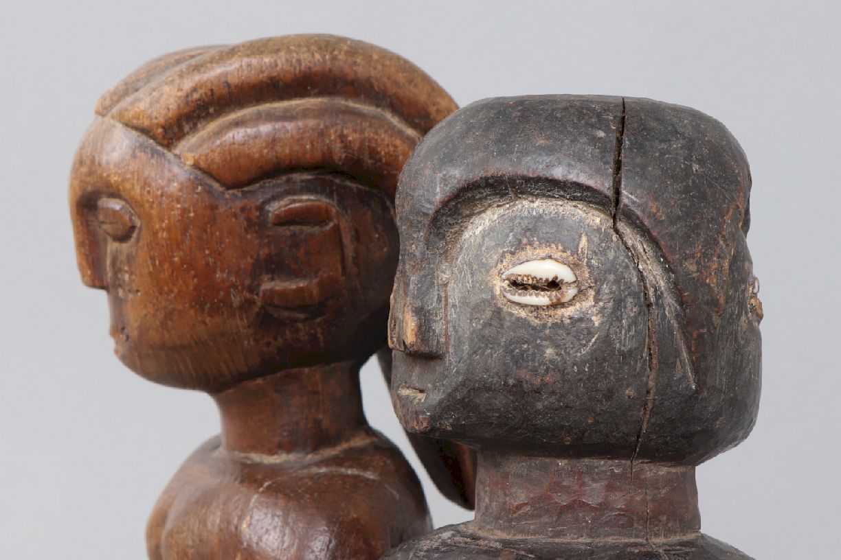 2 afrikanische RitualfigurenHolz, patiniert und geschnitzt, Zentralafrika (wohl Luba, Kongo), 1x auf - Image 4 of 6