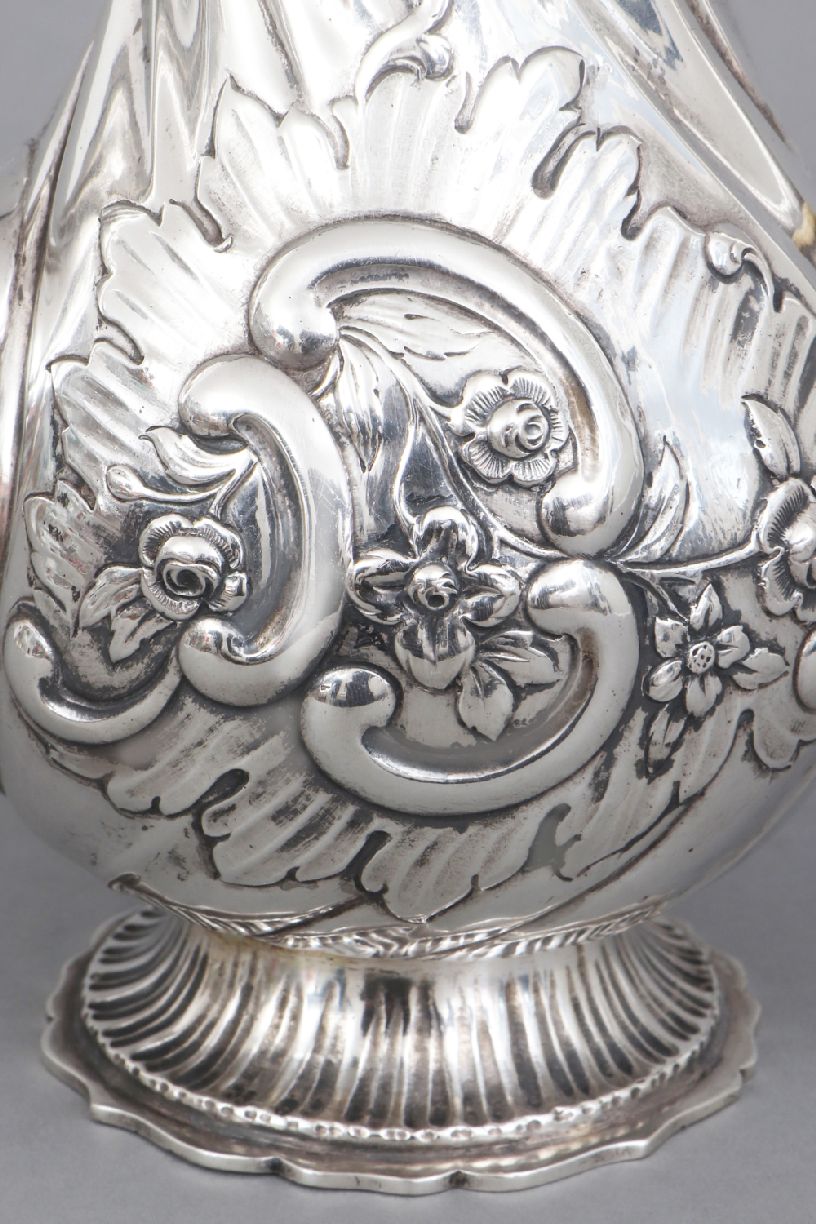 Silber Kaffeekannewohl Hanau, um 1900 (verschlagene Punzen), birnenförmiger Korpus mit langem Ausguß - Image 4 of 6