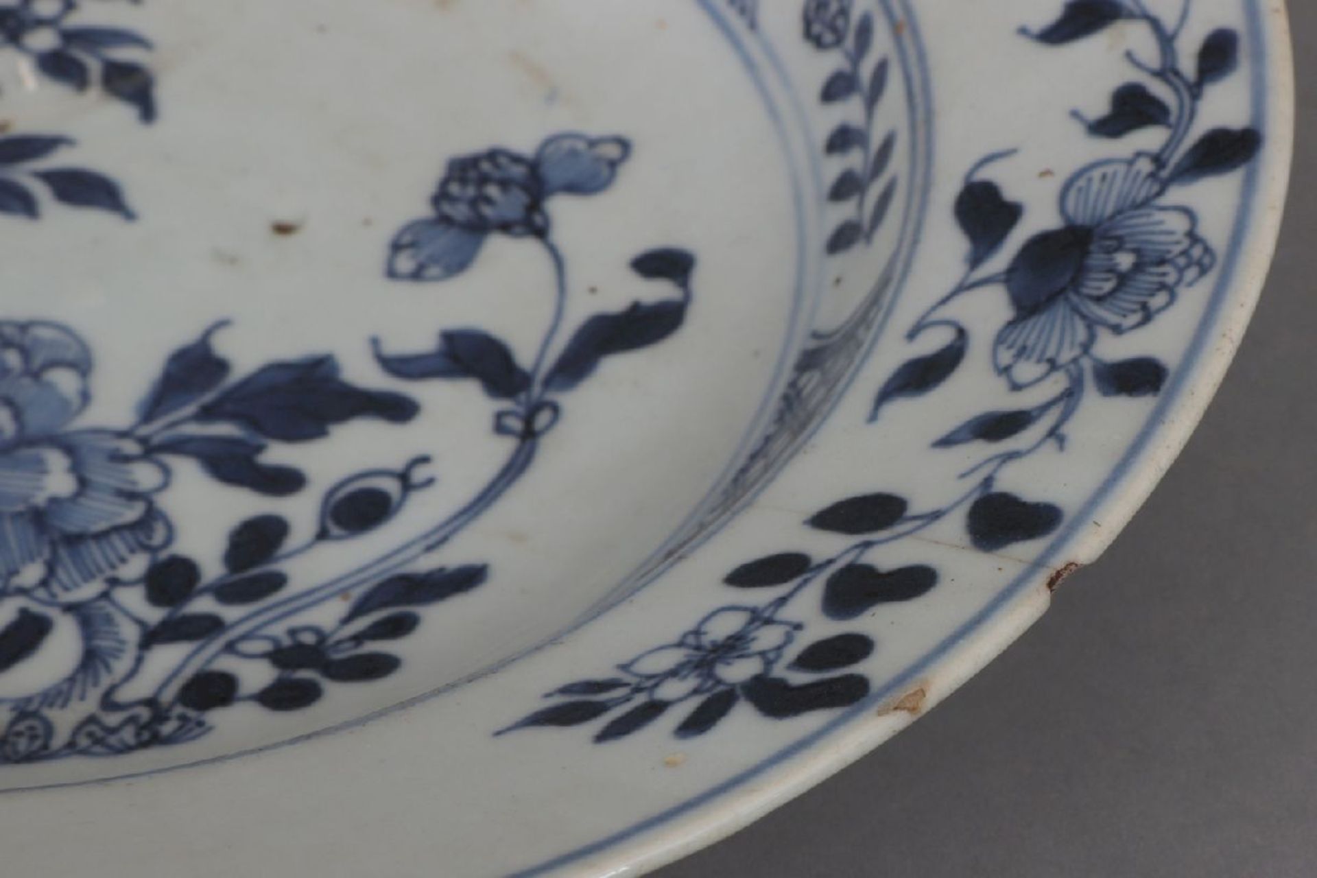 Chinesischer Teller mit Blaumalereiwohl 17./18. Jahrhundert, runder, glatter Teller, im Spiegel - Image 3 of 6