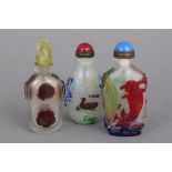 3 chinesische Snuff-bottles aus Peking-Glasdiverse Formen, Größen und Dekore, farbig überfangenes,