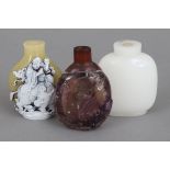 3 chinesische Snuff-bottles aus Peking-Glasdiverse Formen, Größen und Dekore, 1x farbig