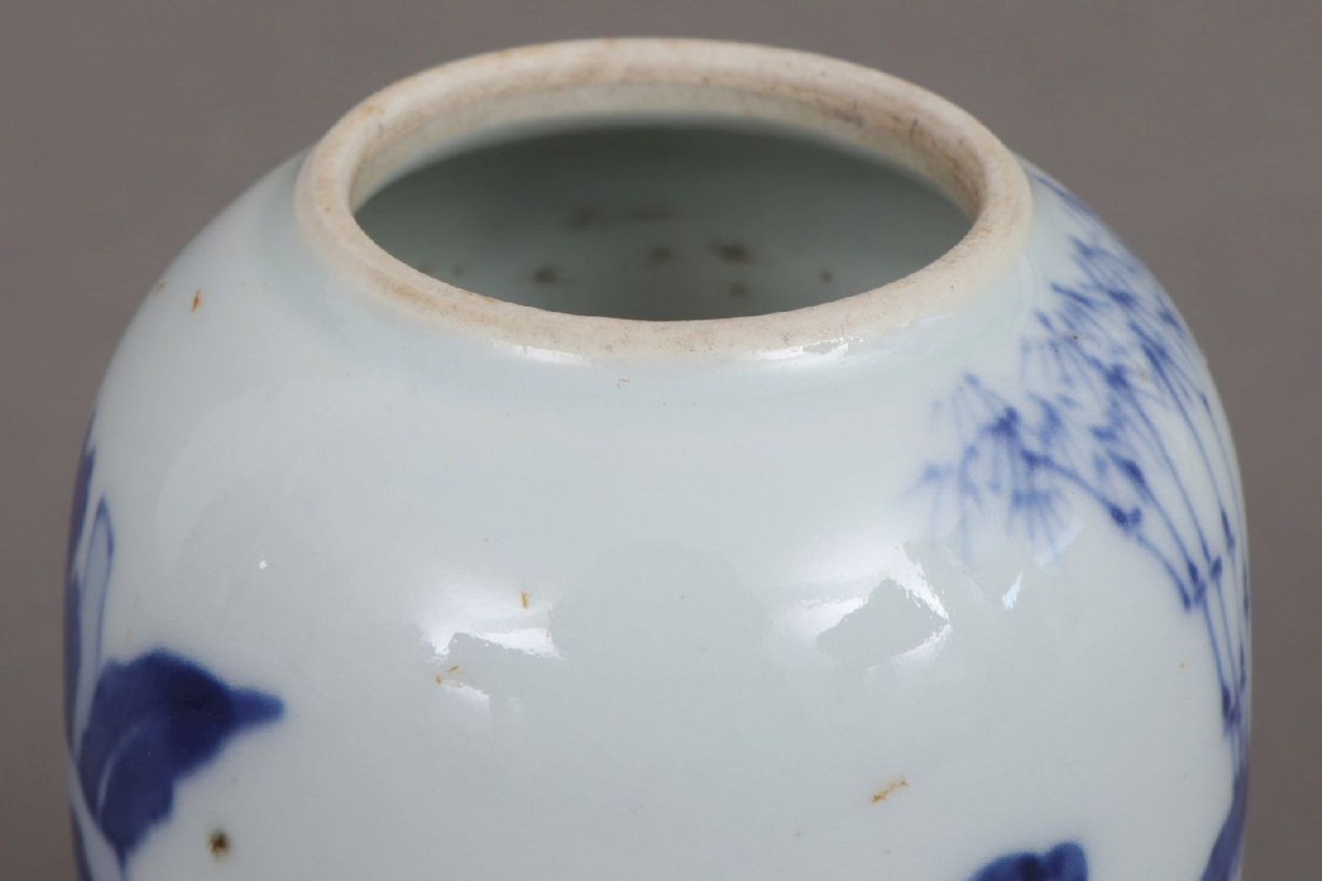 Chinesisches Porzellan Vorratsgefäß mit Blaumalerei und Artemisia-Blatt Markeovoider Korpus mit - Bild 3 aus 4
