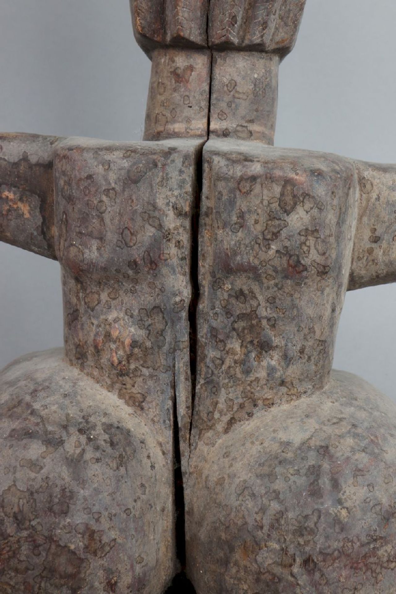 Afrikanischer Hocker, wohl Luba, KongoHolz, geschwärzt, runder, gemuldeter Sitz, von einer knieenden - Image 3 of 5