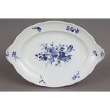 MEISSEN Anbietplatteum 1900, ovale passig geschwungene Form mit rocaillierten Handhaben, ¨Blaue