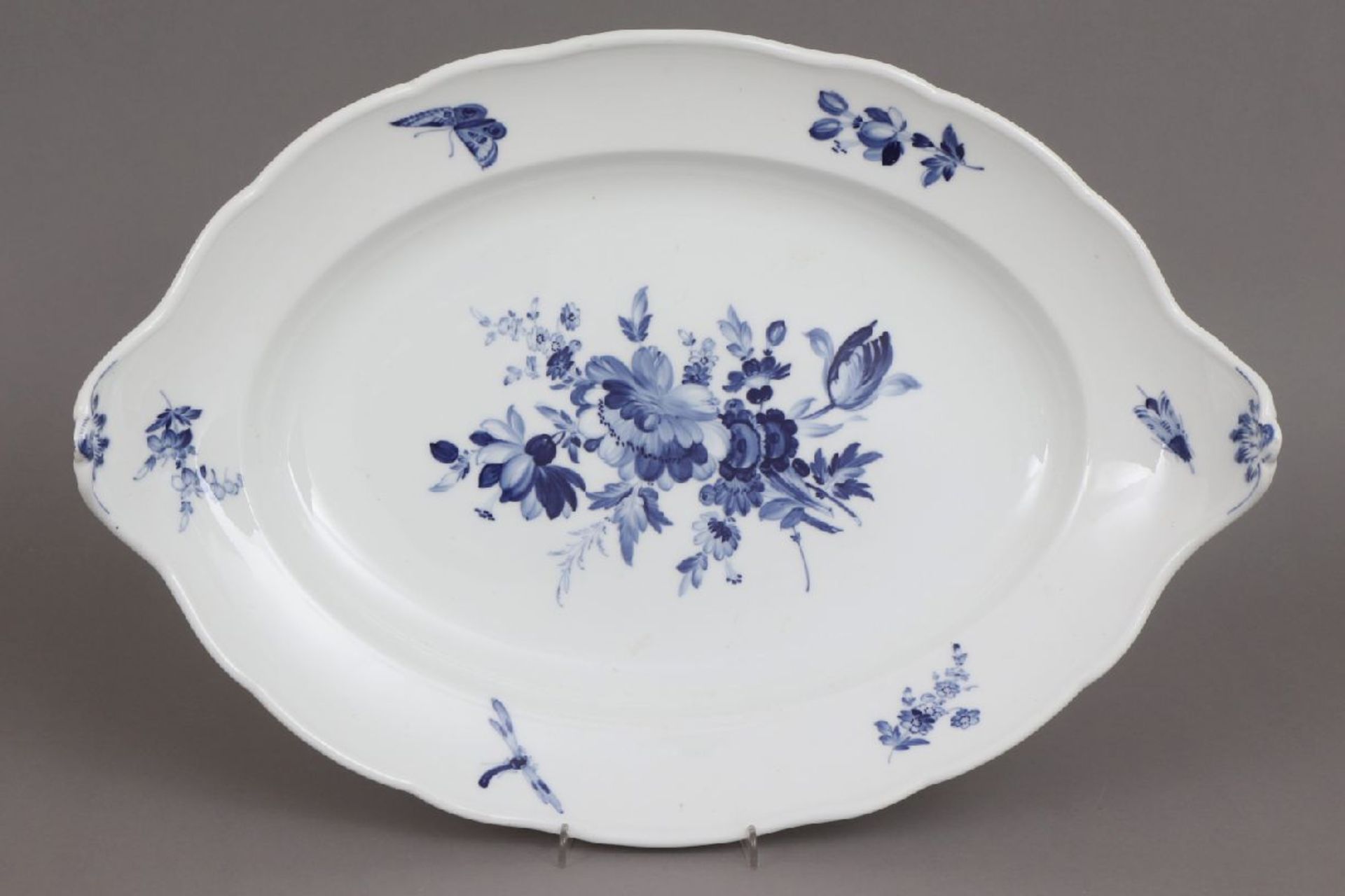 MEISSEN Anbietplatteum 1900, ovale passig geschwungene Form mit rocaillierten Handhaben, ¨Blaue