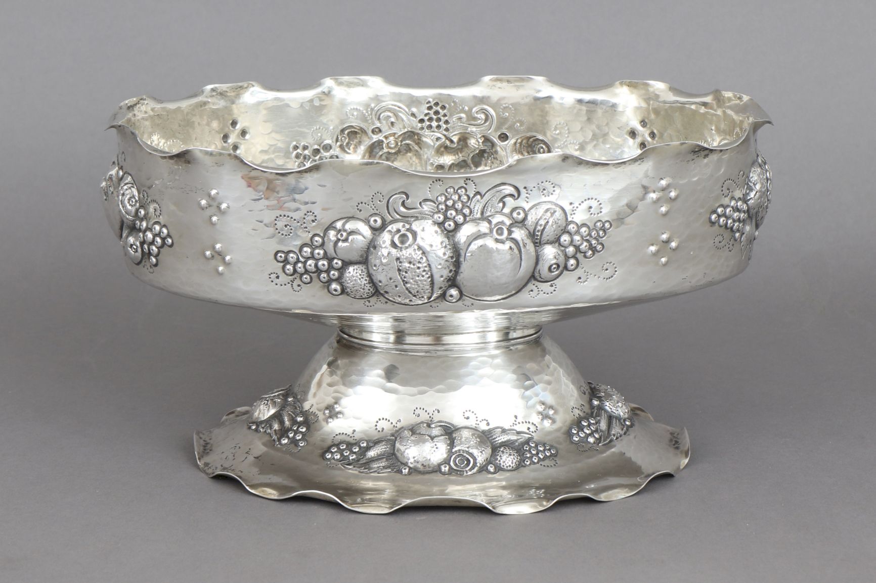 Silber Fußschale/Jardiniere800er Silber, Posen, um 1920, getriebene, ziselierte und martellierte