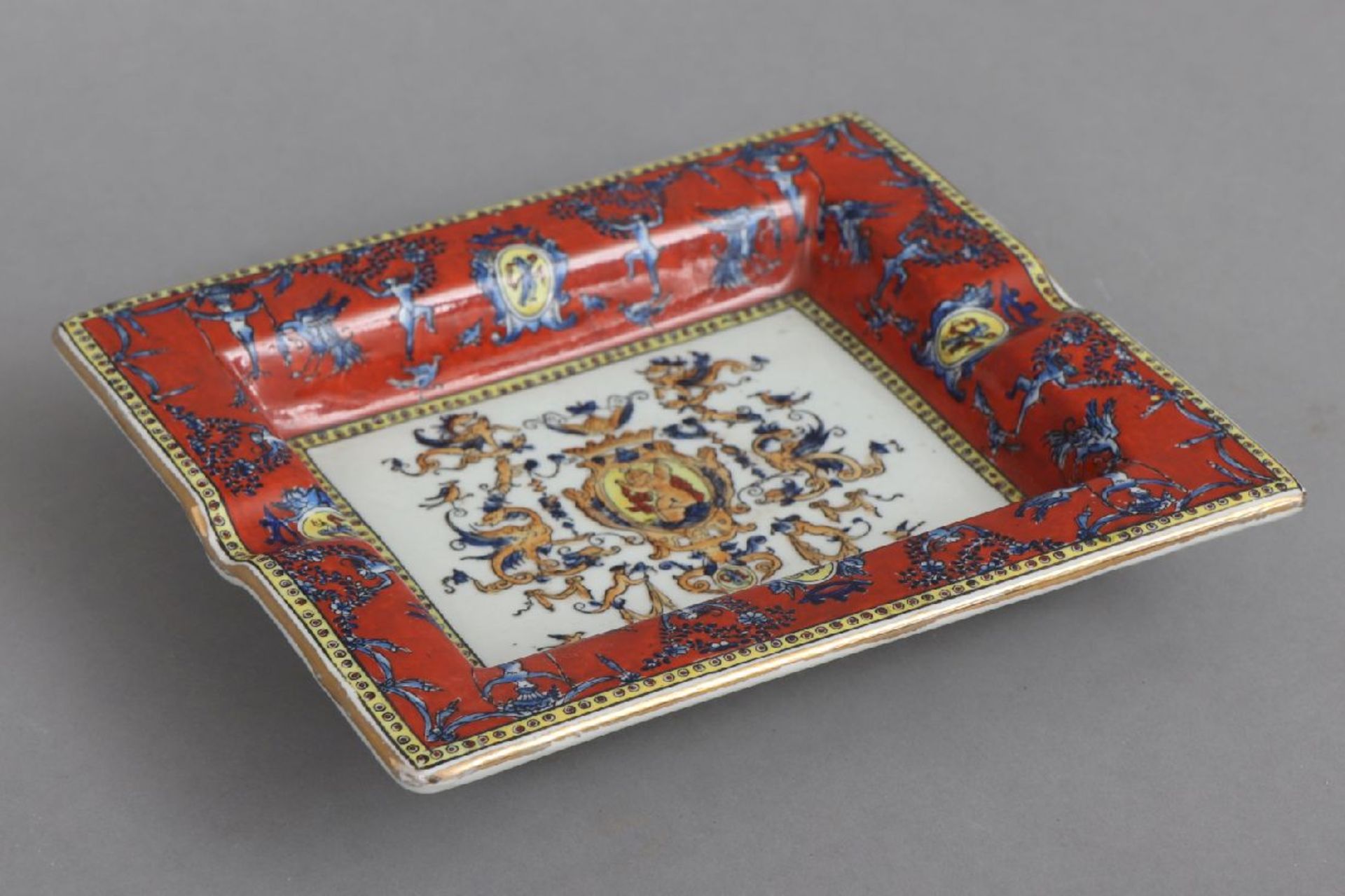 Porzellan Tischascher im Stile Hermèshistorisierendes Druckdekor mit karminrotem Fond, am Boden