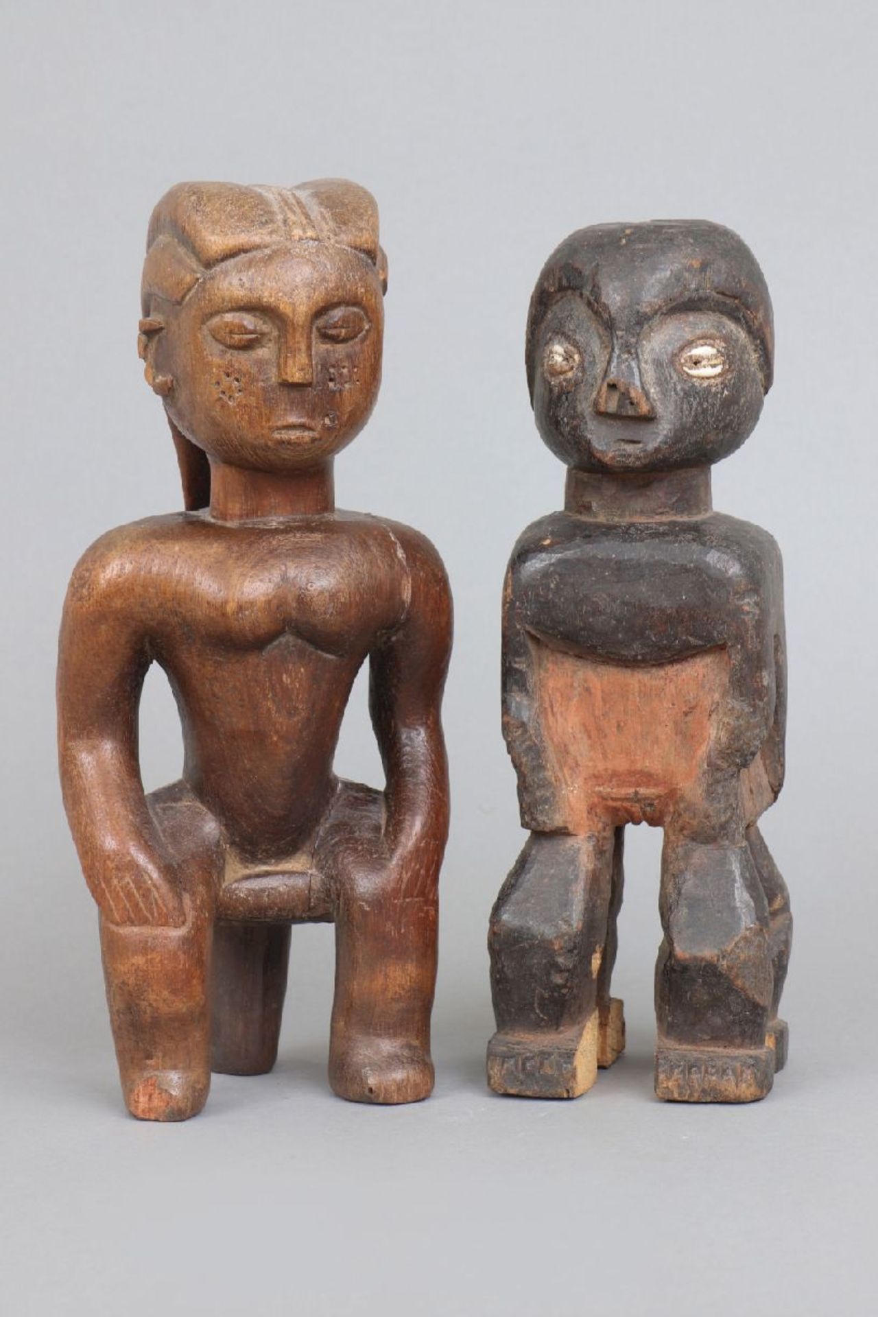 2 afrikanische RitualfigurenHolz, patiniert und geschnitzt, Zentralafrika (wohl Luba, Kongo), 1x auf