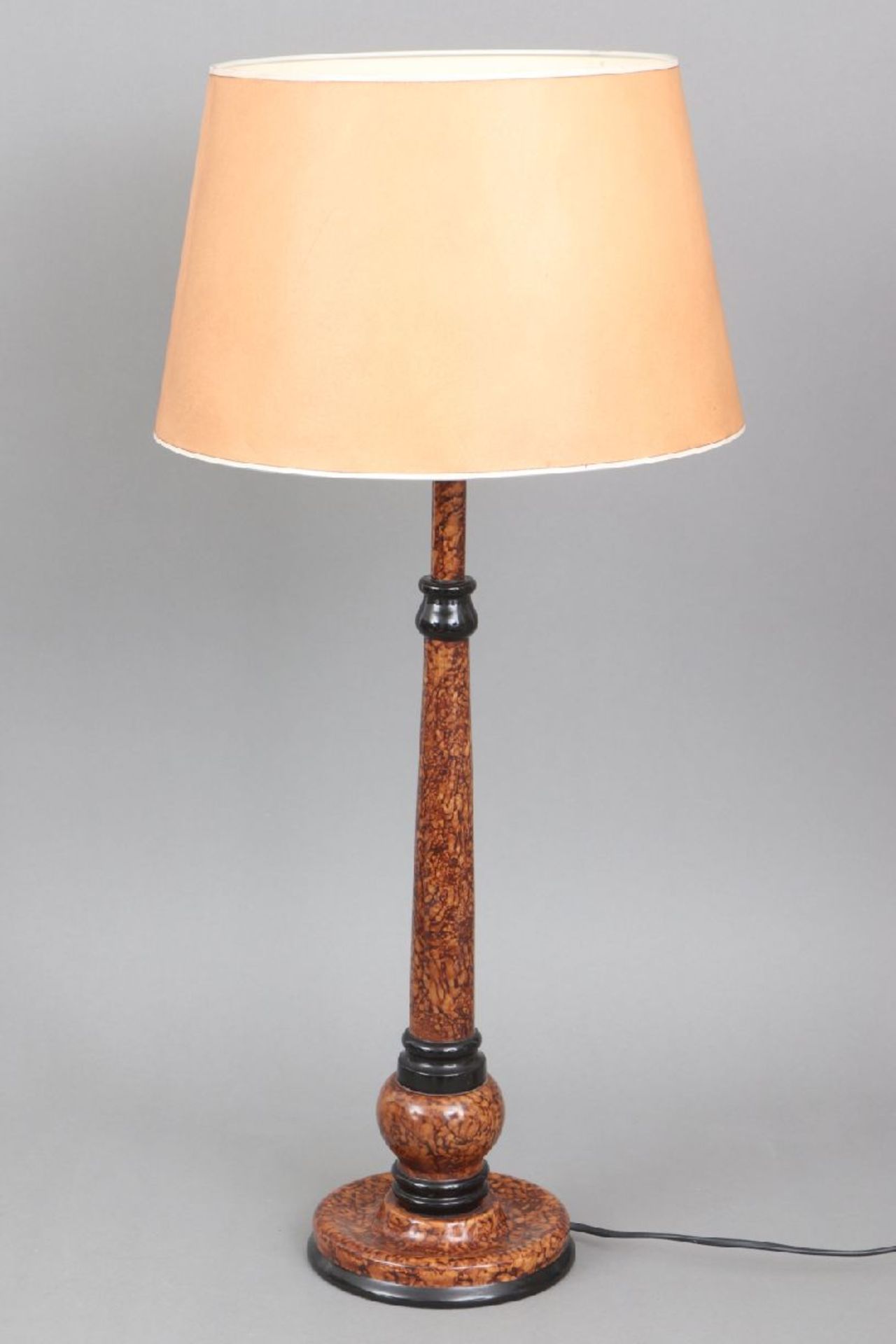Tischlampe mit Säulenfuß in Ahornholz-Optik1 elektrische Brennstelle, beiger Pappschirm, H ca. 72cm,