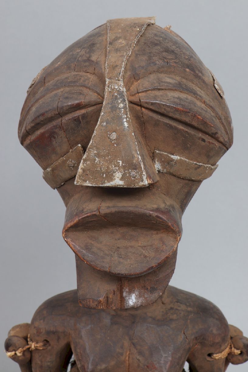 Afrikanische Power-Figur der Songye, Kongo¨Kalebwe¨, dunkel patiniertes, geschnitztes Holz, - Image 2 of 4
