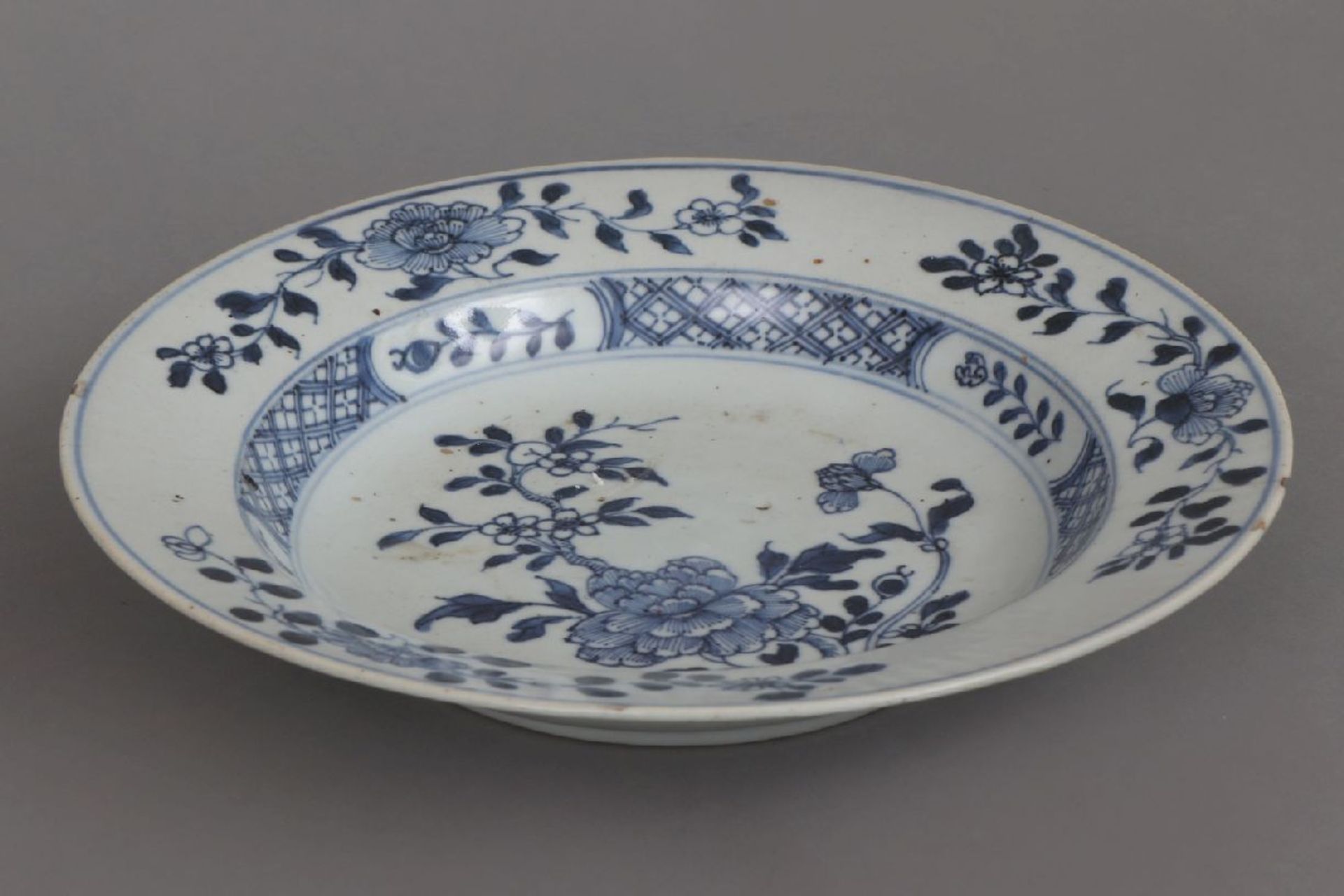 Chinesischer Teller mit Blaumalereiwohl 17./18. Jahrhundert, runder, glatter Teller, im Spiegel - Image 5 of 6