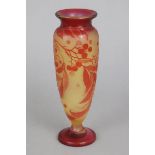 EMILE GALLÉ Ziervasegelbes Glas mit orange-rotem Überfang, geschnittenes und geätztes Beerendekor,