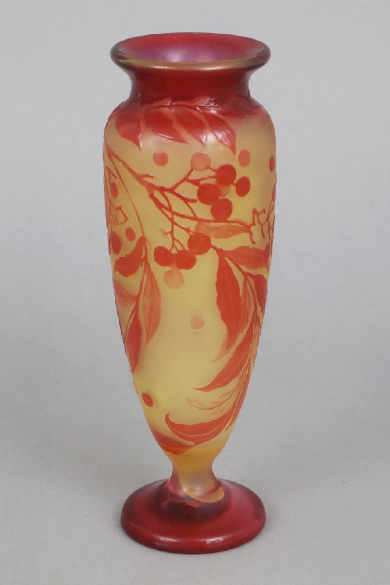 EMILE GALLÉ Ziervasegelbes Glas mit orange-rotem Überfang, geschnittenes und geätztes Beerendekor,