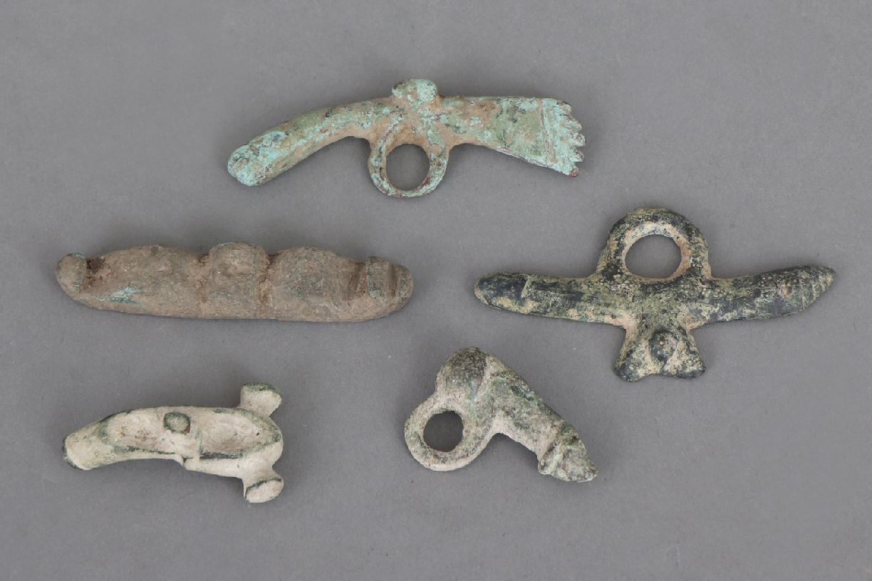 5 antike römische AmuletteKaiserzeit, Bronze, grün patiniert, meist phallusförmig, L ca. 3-5cm,