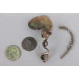1 römische Fibel und 2 römische Münzen der Kaiserzeitverschlungene Fibel mit blattförmiger Schließe,