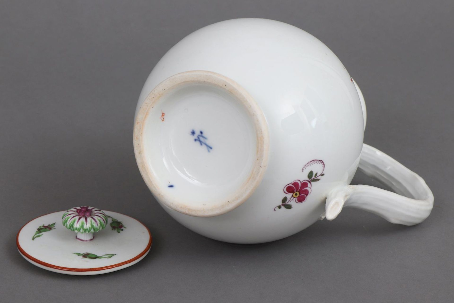 MEISSEN Kaffeekanneum 1774-1814 (MARCOLINI-Zeit), birnenförmiger Korpus mit geschwungenem Asthenkel, - Image 4 of 4