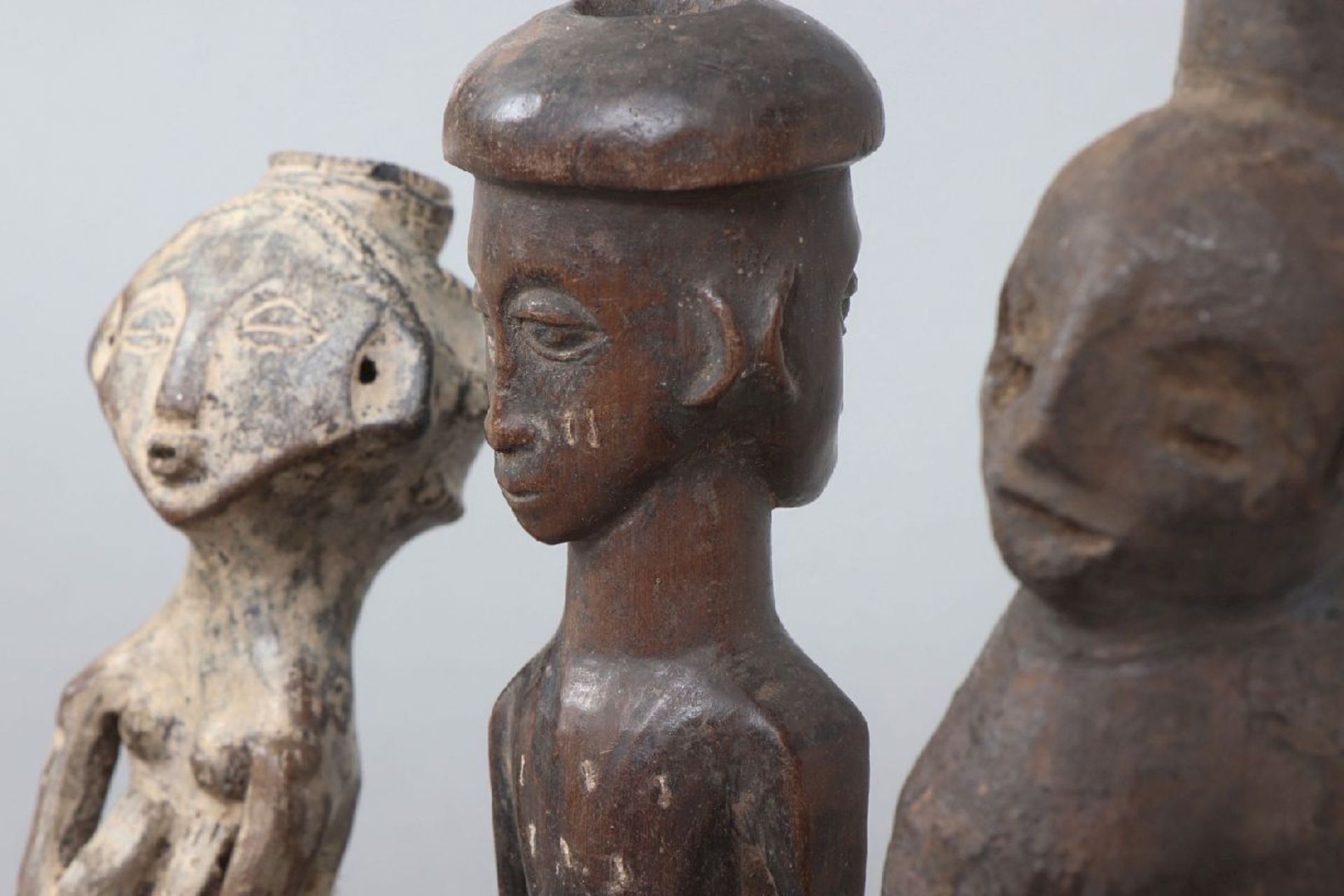 3 afrikanische Ritualfigurendiverse, Zentral- und Westafrika, 1x janusköpfige Figur aus dunkel - Image 4 of 5
