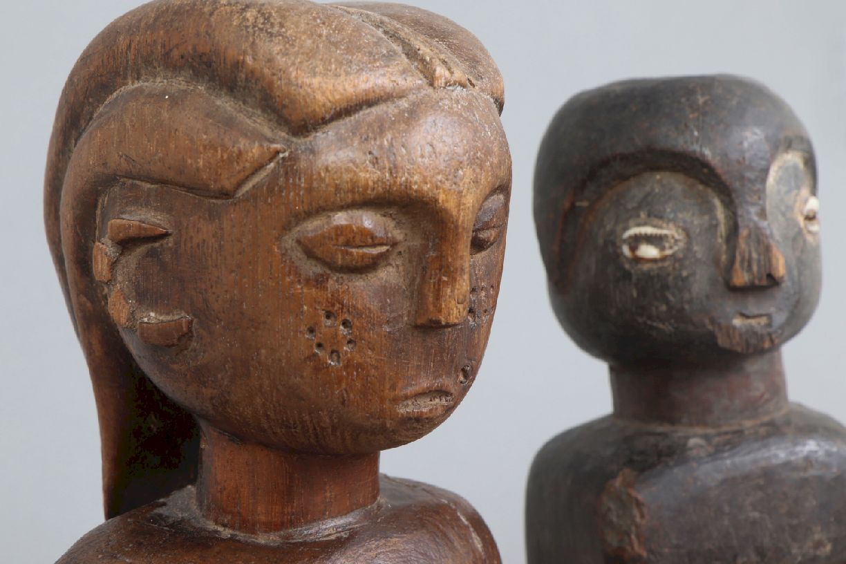 2 afrikanische RitualfigurenHolz, patiniert und geschnitzt, Zentralafrika (wohl Luba, Kongo), 1x auf - Image 5 of 6