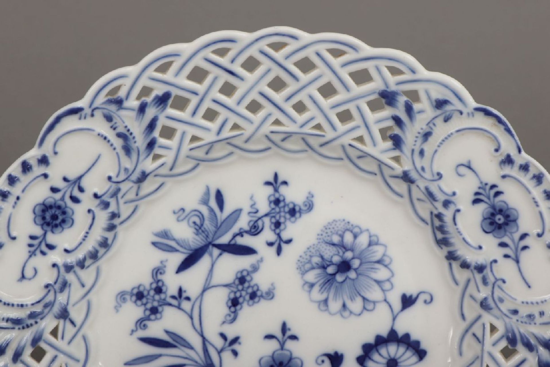 MEISSEN Gitterteller1850-1924, Form ¨Neuer Ausschnitt¨, unterglasurblaues ¨Zwiebelmuster¨-Dekor, - Image 3 of 4