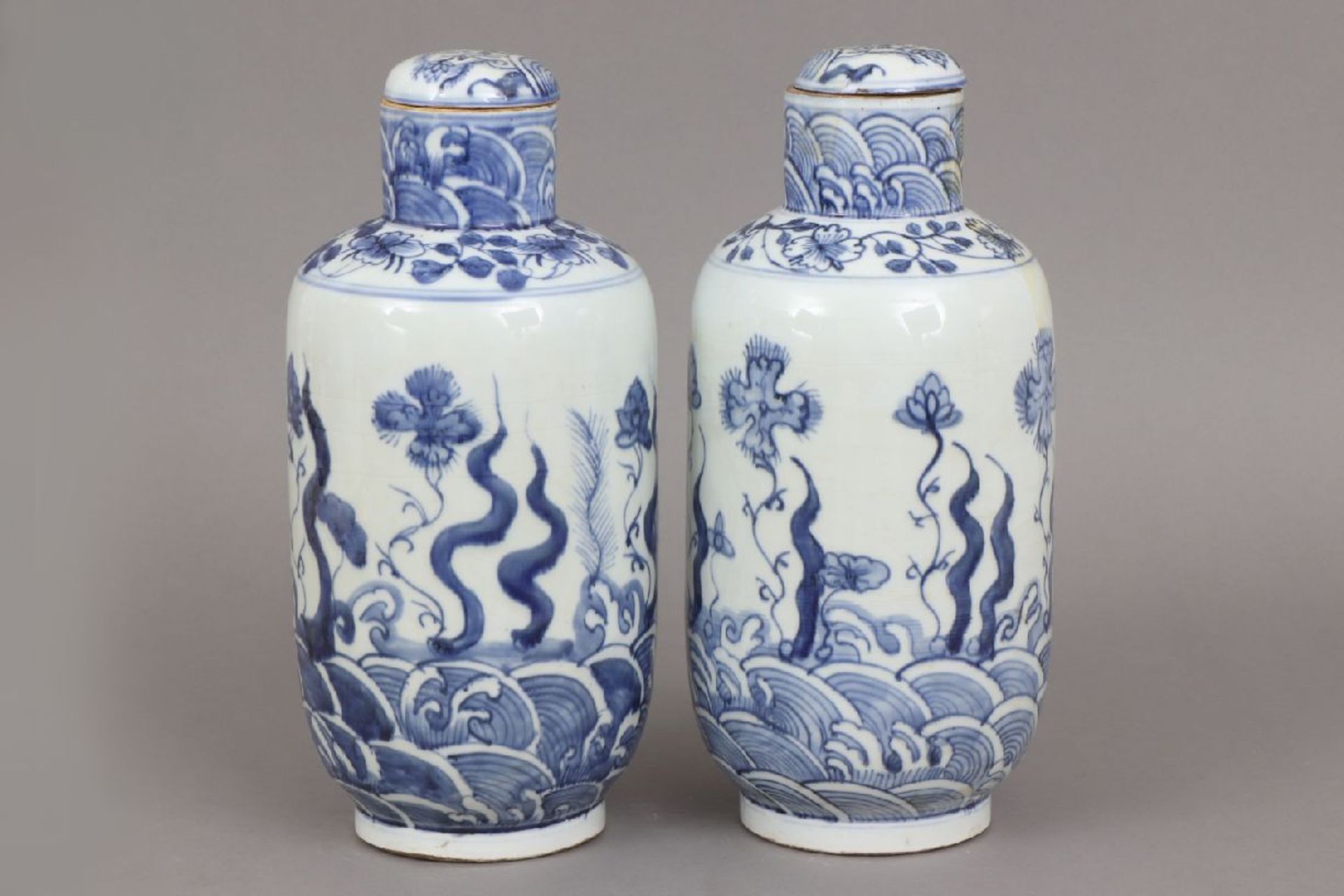Paar chinesische Vorratsgefäße mit BlaumalereiPorzellan, im Stile der Ming Dynastie, zylindrischer