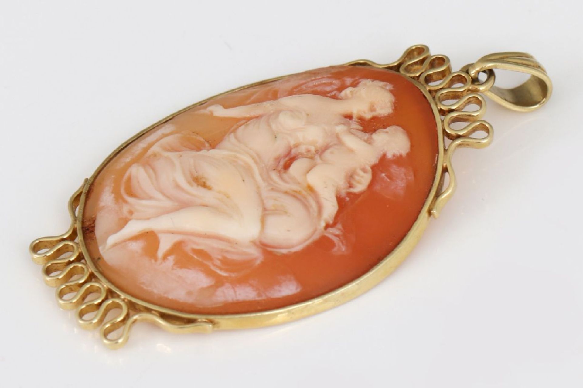 Gemmen-Anhängerovale Muschel-Camée mit Darstellung eines Halbaktes mit Putto, in zarter Goldfassung, - Image 3 of 3