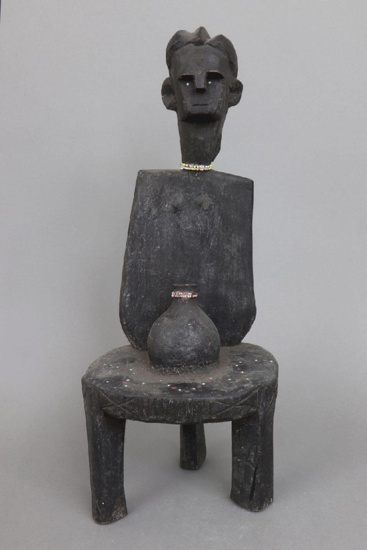 Afrikanische Ritualfigur, wohl Senufostuhlförmige Figur mit weiblichem Kopf mit gekämmtem Haar,