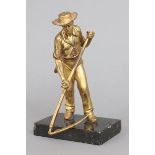 Zinkgußfigur eines Feldarbeiters mit Sensevergoldete, stehende Darstellung eines jungen Bauern mit