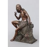 Bronzefigur des 19. Jahrhunderts¨Junger, auf Fels sitzender (italienischer) Fischer mit Schellen,
