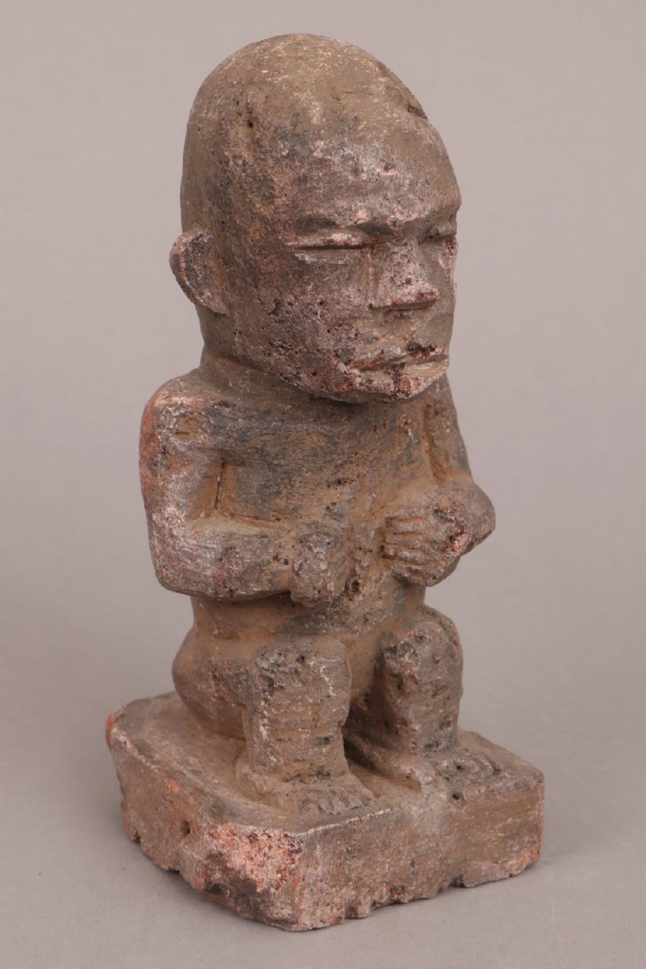 Bulul Figur der Ifugao, Luzon, PhilippinenStein, geschlagen und patiniert, sitzende Darstellung