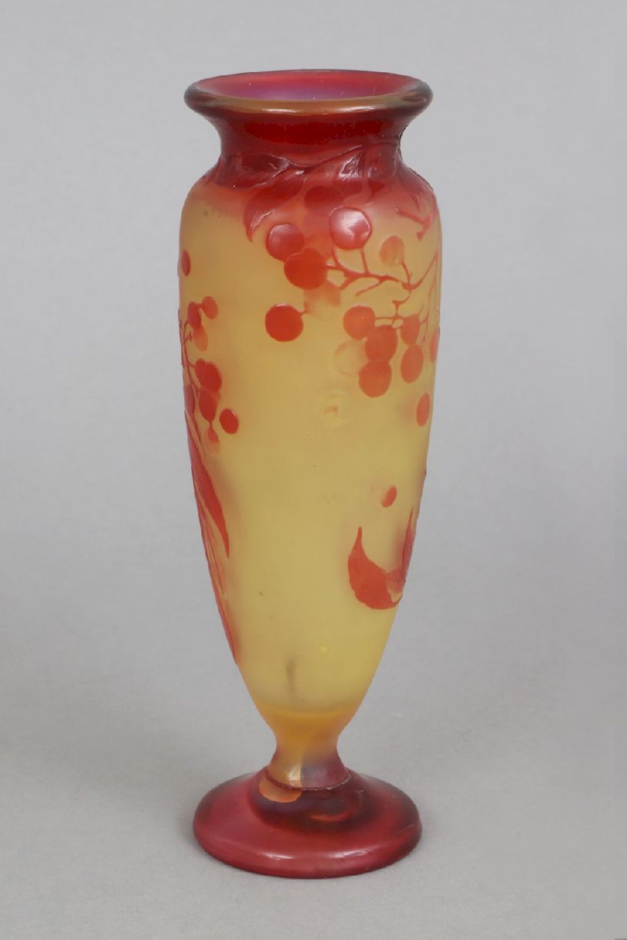 EMILE GALLÉ Ziervasegelbes Glas mit orange-rotem Überfang, geschnittenes und geätztes Beerendekor, - Image 4 of 5